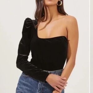 NWOT! ASTR velvet one shoulder bodysuit - M